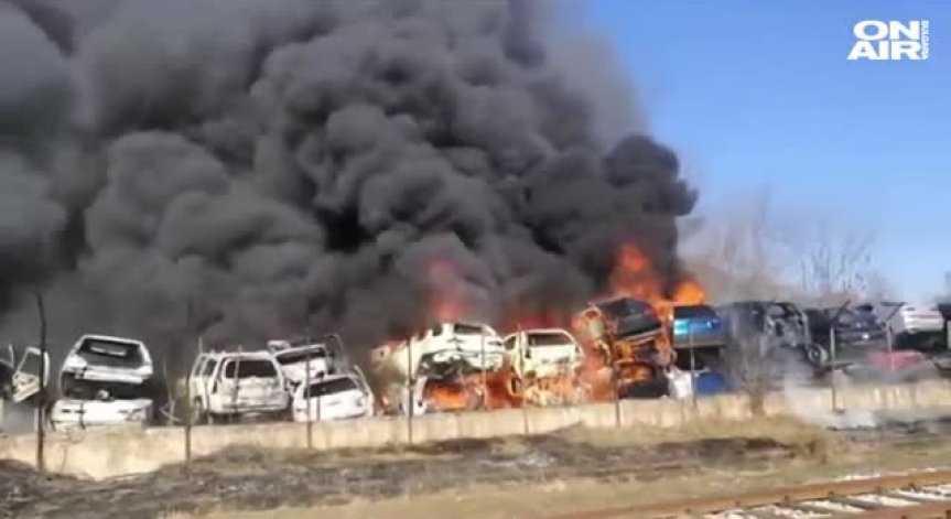 Пламнаха десетки автомобили в автоморга в Хасково