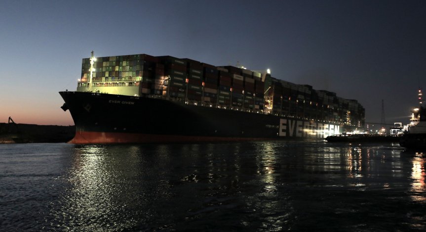 След дни на блокада в Суецкия канал: Контейнеровозът започна да се движи