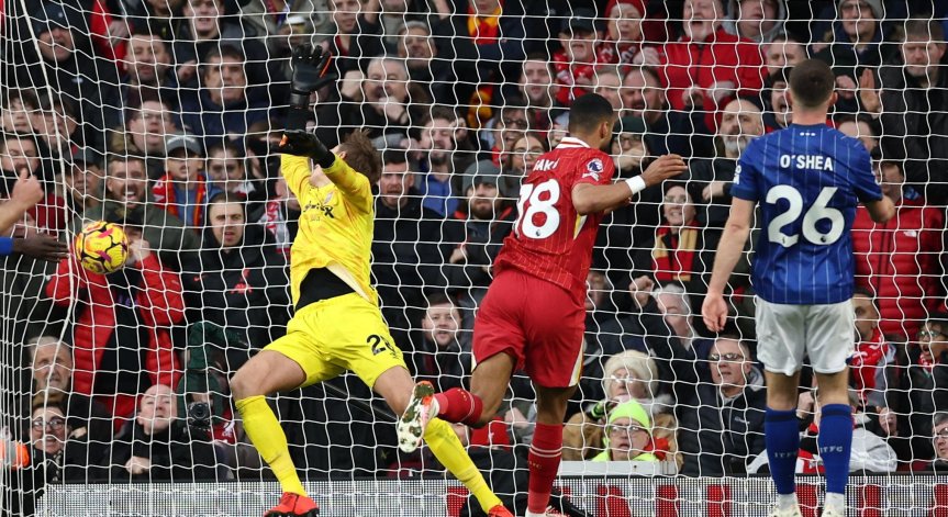 Съвсем очаквано мърсисайдци натиснаха от самото начало на срещата.