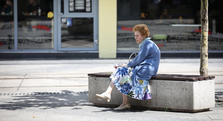 Пенсионери пестят от отопление: Парите не стигат, токът е скъп