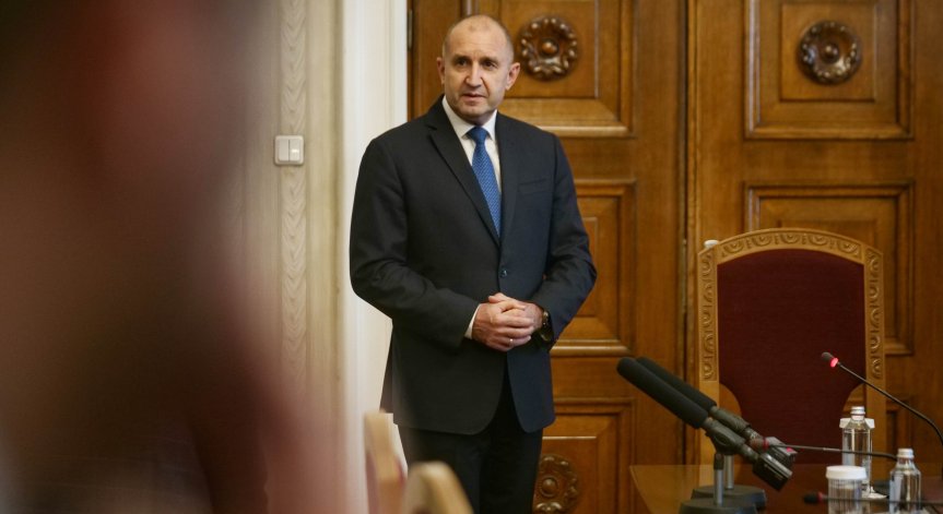 Румен Радев връчва третия мандат.