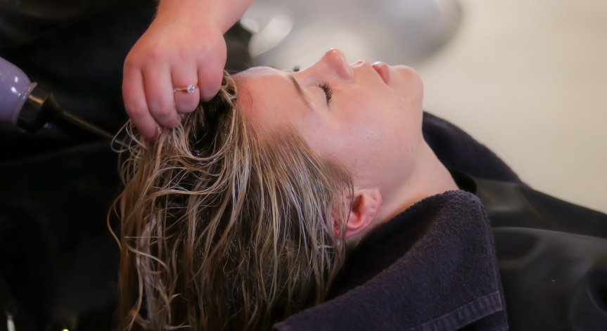 Плюсовете и минусите на сухия шампоан