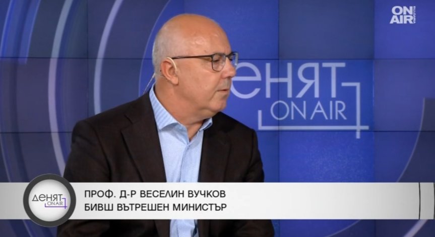 Проф. Вучков: Политици са снабдявали сектата на 