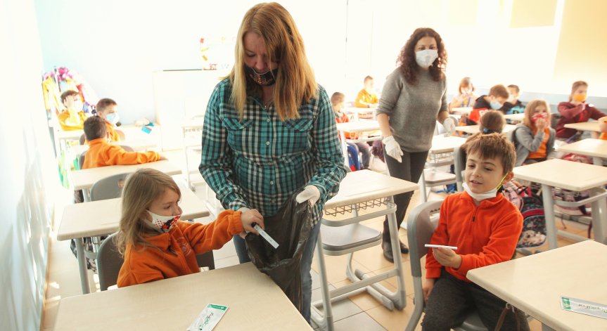 Срещу Ковид-19: Няма да пускат в училищата и детските градини деца със симптоми