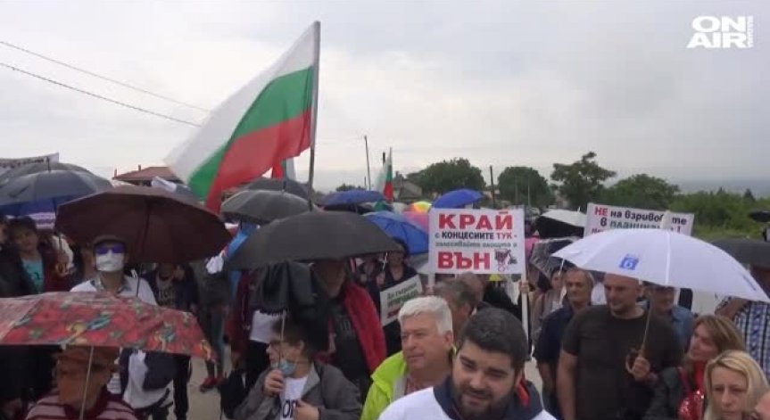 Белащица на протест срещу разширяване на каменната кариера край селото