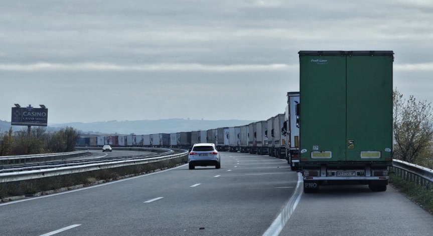 На граничния пункт се работи на пълни обороти, уверяват митническите власти.