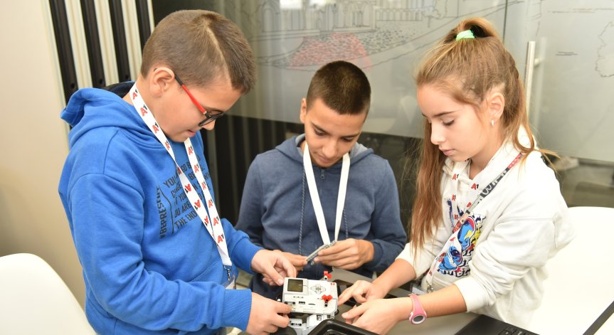 По време на специално организираната работилница по роботика децата имаха възможност да сглобят и програмират свои собствени Лего роботи.