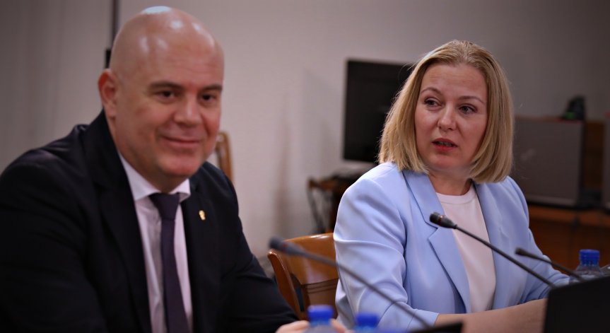 Йорданова каза кой трябва да разследва главния прокурор
