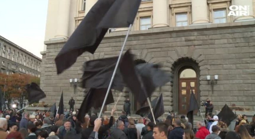 Майките на деца с увреждания продължават да протестират и днес