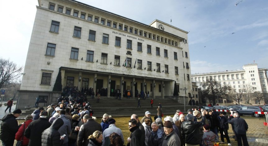 Огромна опашка пред БНБ за новата монета от 10 лева