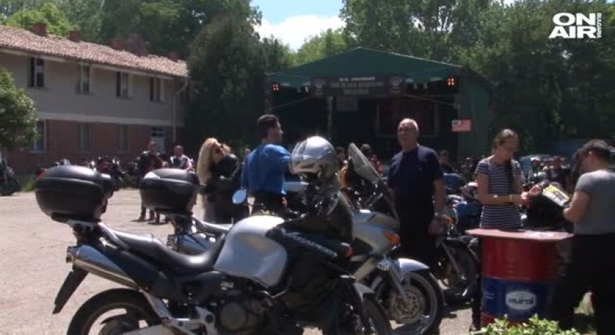 Мощни машини и мирис на бензин в Казанлък