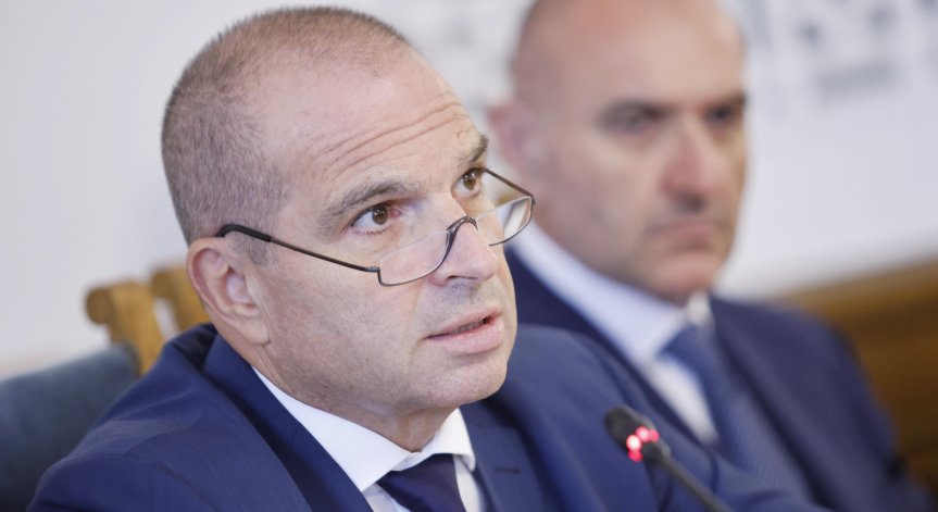 С еврото се присъединяваме към една от доминиращите валути в света, каза той.