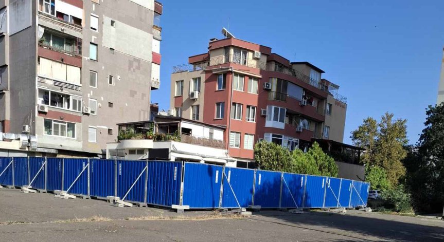 Ограда с метални платна без информационни табели какво се прави.