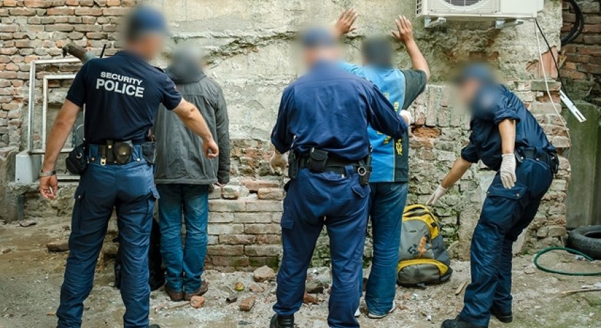 Полицията в Бургас задържа 55 нелегални имигранти