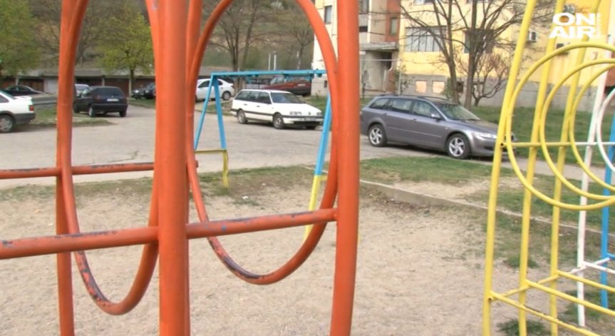Паркинг на детска площадка в Благоевград 