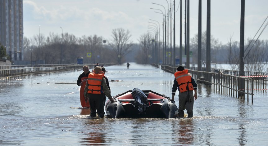 Нивата на река Урал стават критично високи, наводнени са 1800 домакинства