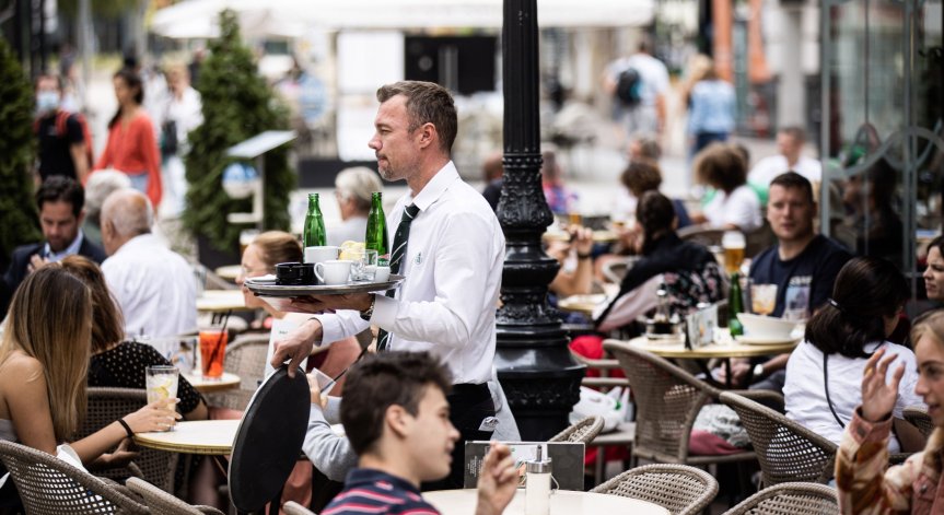 В някои страни от Европа ваксинираните живеят почти свободно - ето къде