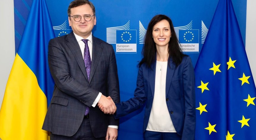 Габриел увери Кулеба: Солидарни сме с Украйна и украинския народ