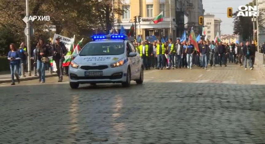 Полицаите непреклонни: Заплатите им скачат, но и те скачат на... протести