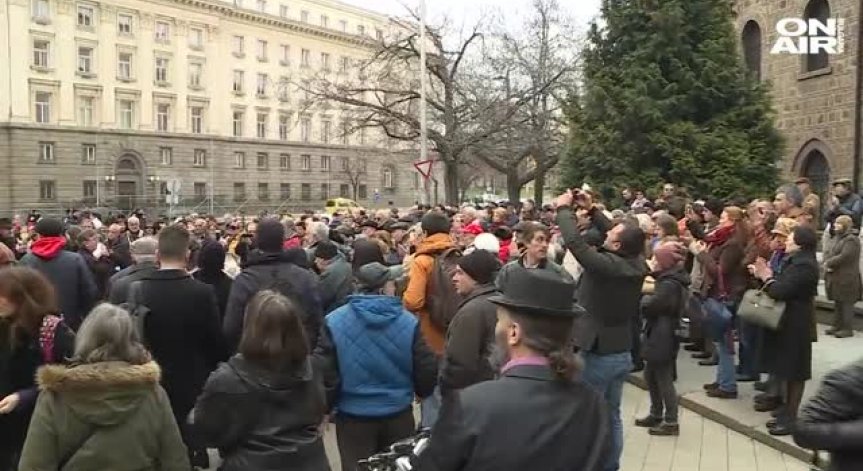 Протест пред Президенството в подкрепа на отец Паоло Кортези