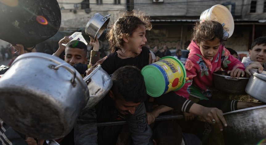 11 палестинци са убити при израелски удар, докато чакат помощи в Газа