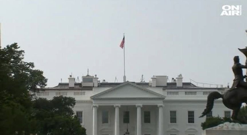 Тръмп нареди: Флагът свален наполовина за Маккейн!