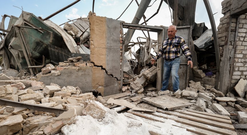 Евакуират жителите на Покровск, Мирноград и Селидово в Донецка област.