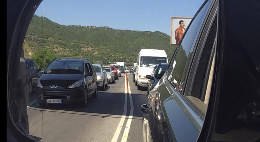 Задръстването в посока Кулата е около 3 км дълго.