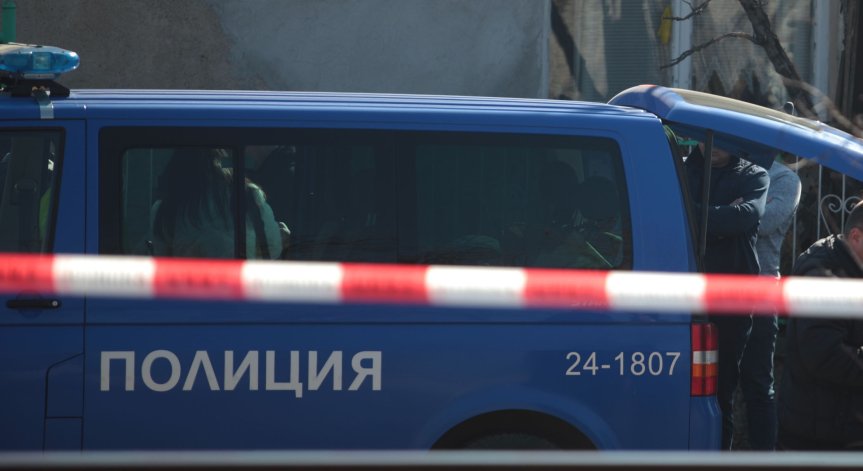 Тяло на мъж е било намерено в мазе в квартала.