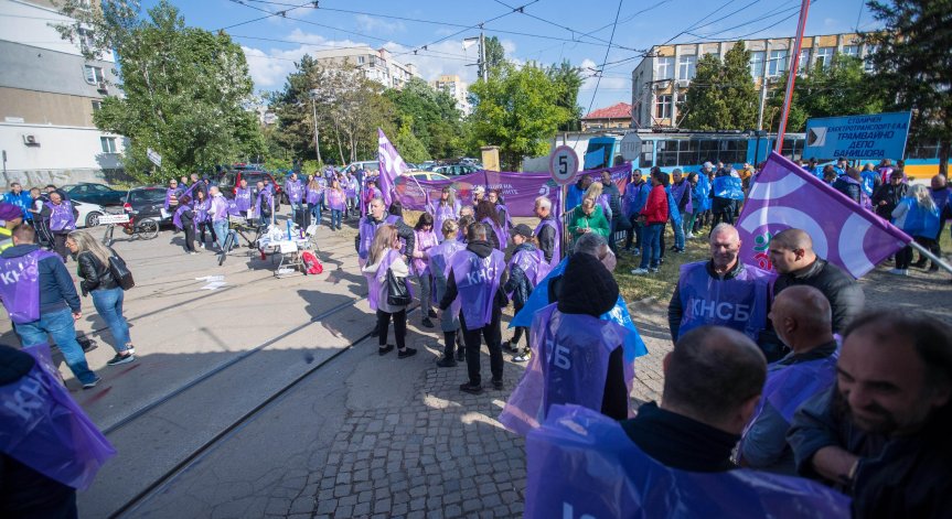 Протестиращите очакват диалог.