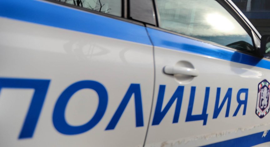 Добрият пример: Полицаи от Ихтиман помогнаха на шофьор с болки в сърцето