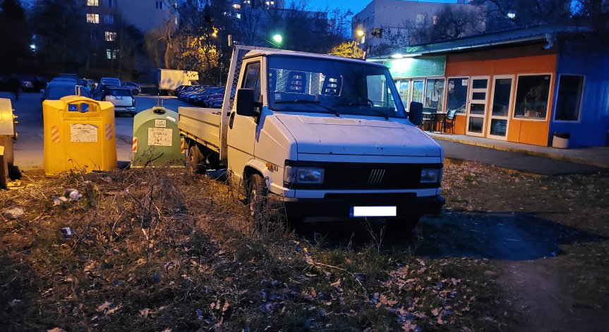 Сигнали от Helpbook: Изоставени от години коли заемат паркоместа 