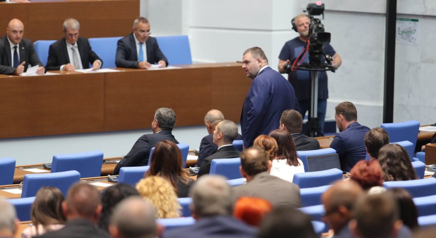 Депутатите гласуват пет законопроекта по ПВУ и промените в Конституцията