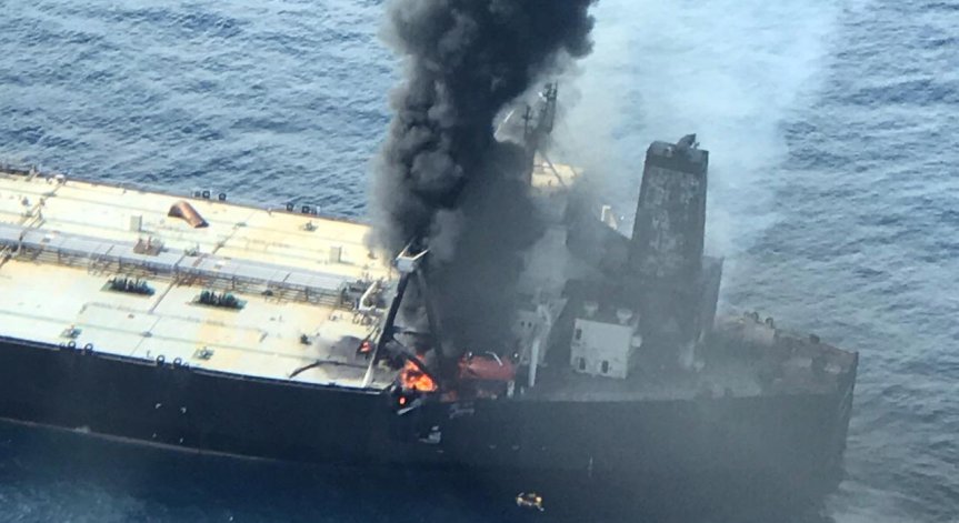 Пожар бушува на супертанкер край Шри Ланка