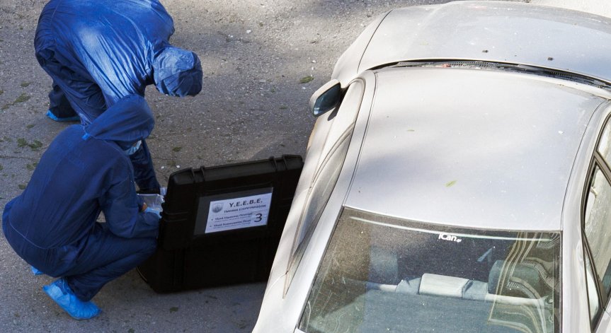 Щетите засегнаха и околни сгради и автомобили.