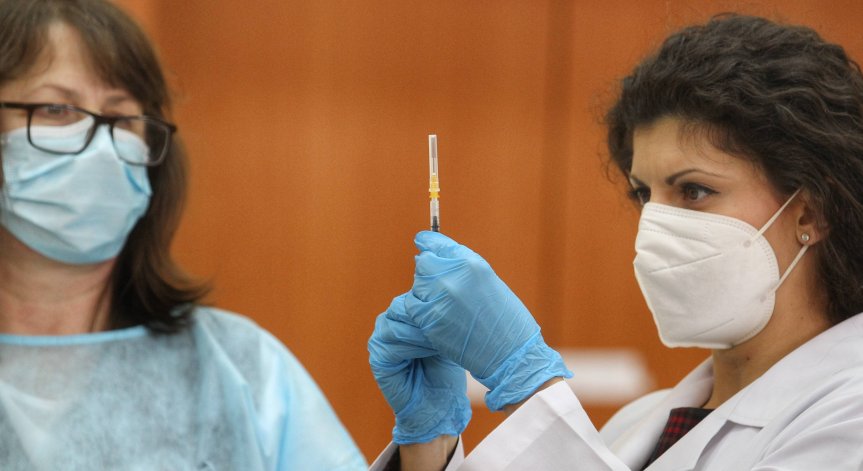 Проучване: Ваксините срещу коронавирус не причиняват смърт