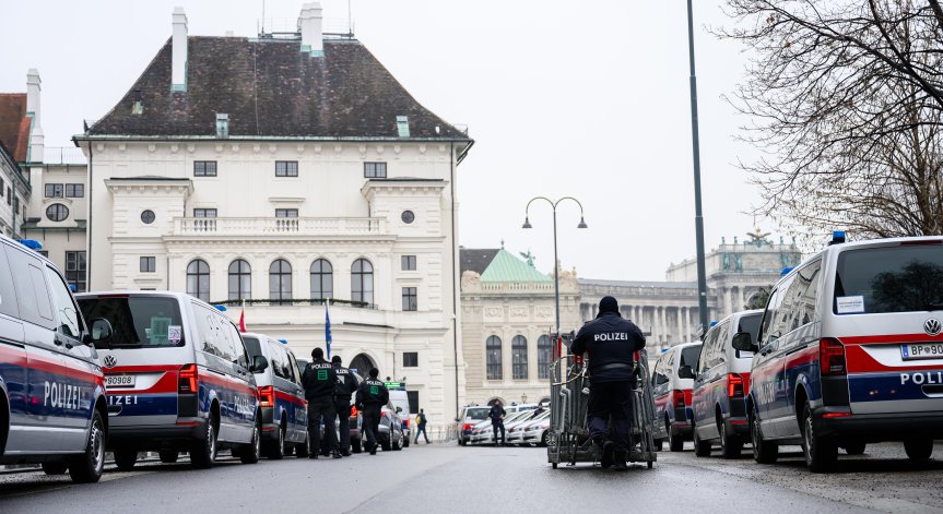 Ранени са четирима мъже.