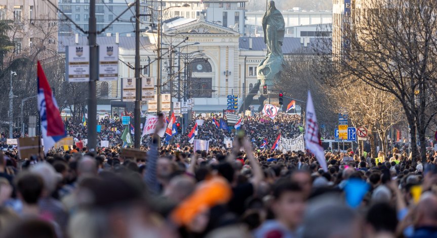 Протест и контрапротест на студенти.
