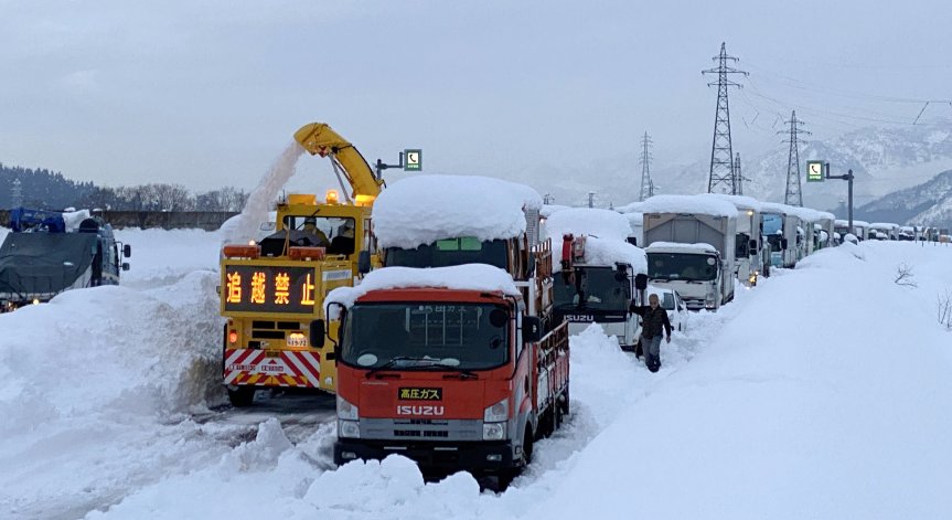 Обилен снеговалеж в Япония взе най-малко 3 жертви и остави хиляди без ток