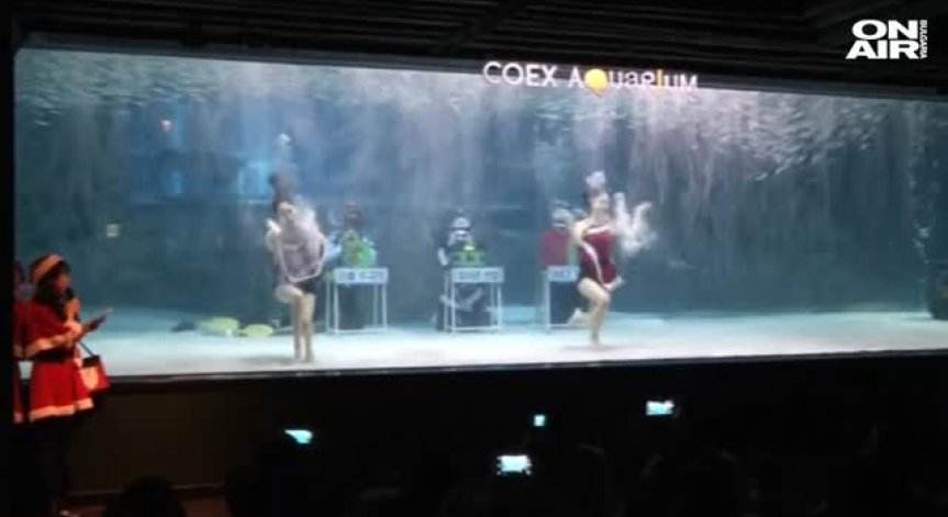 Коледна атракция в Сеул: Дядо Коледа водолаз