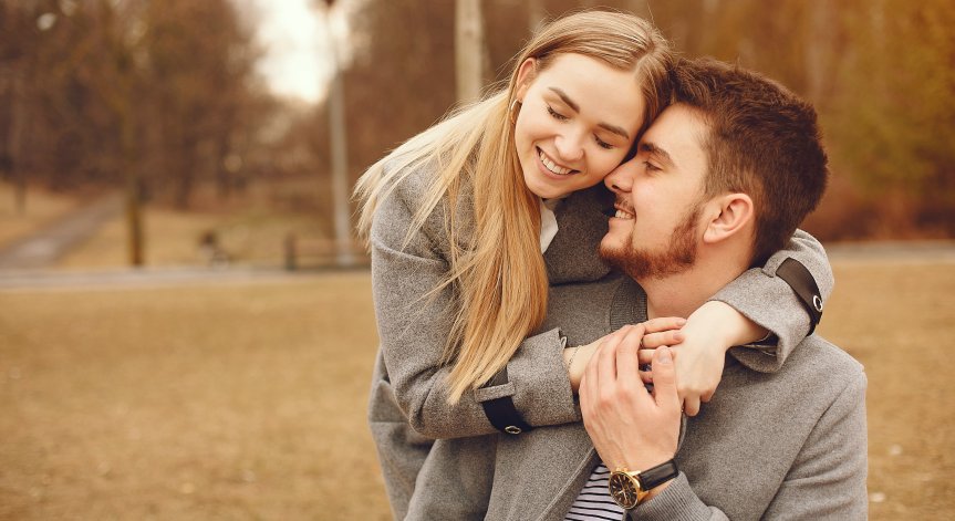 Признаци, че той е привързан към вас и ви обича