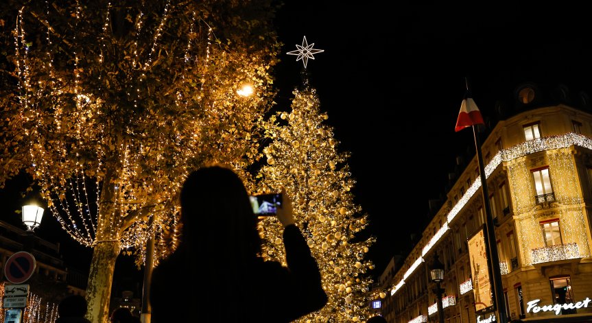 Светлините ще блестят да 5 януари догодина.