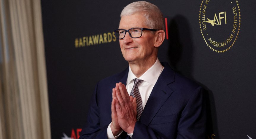 Голяма промяна в Apple: Тим Кук предава управлението на Джон Търнъс