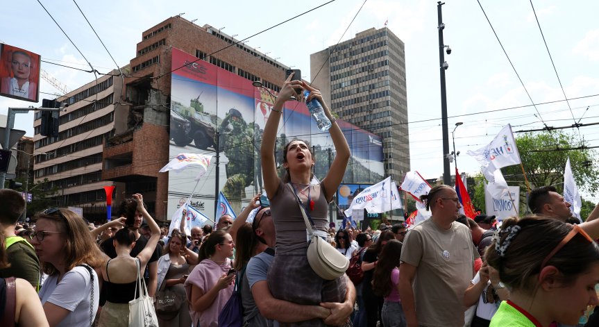 Причината за протеста е заповед за арест на активисти.