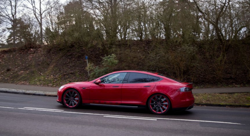 Съдят шофьор на Tesla: Подремва зад волана, а колата лети със 150 км/ч