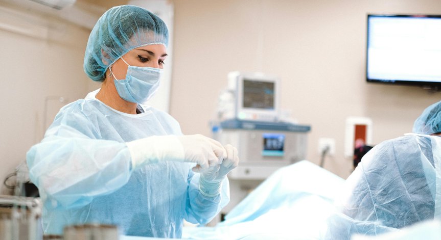 Холецистектомията може да бъде извършена както лапароскопски така и като отворена операция.