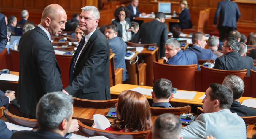 Депутатите се заемат с броя и състава на парламентарните комисии