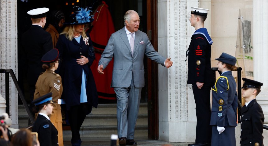 Коледни картички в кралския двор - тази на Чарлз и Камила е с почит към Елизабет II