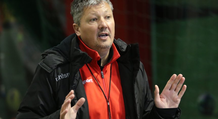 Пенев ще работи заедно с помощника си от 