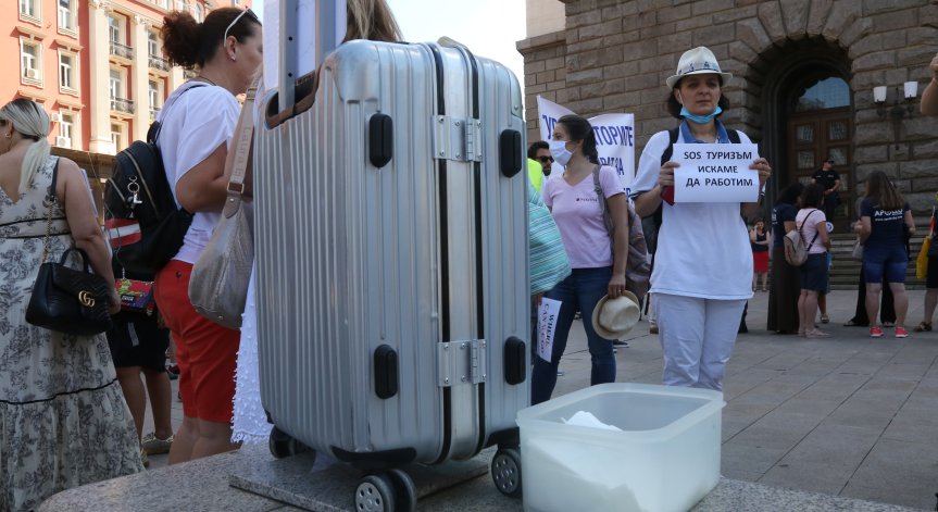 Туроператори на протест в София, искат оставката на министъра на туризма